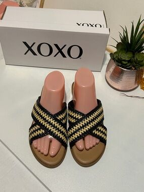 XOXO Women's Black & Beige Crisscross Woven Slide Sandals